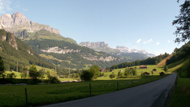 Breitbildfoto bei Reitimatt-Gnüs mit Blick Richtung Linthal