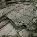 fast senkrecht stehende Felsplatten