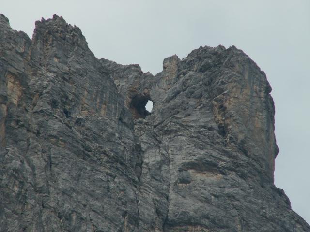 ein Martinsloch im Zuetribistock