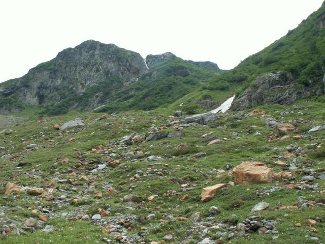 verschieden farbige Gesteine (Plattentektonik) auf dem Weg zur Fridolinshütte