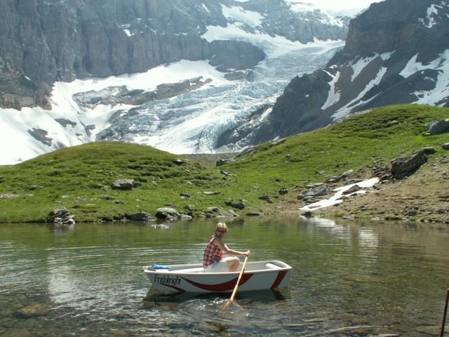 Mäusi beim rudern auf dem See