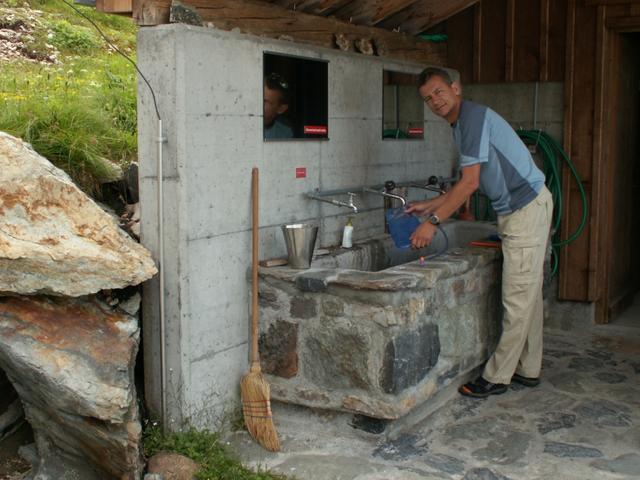 Franco beim Spülen der Trinkbeutel