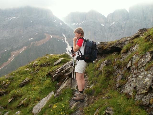 Mäusi bestaunt die Gegend und trinkt einen Schluck Tee