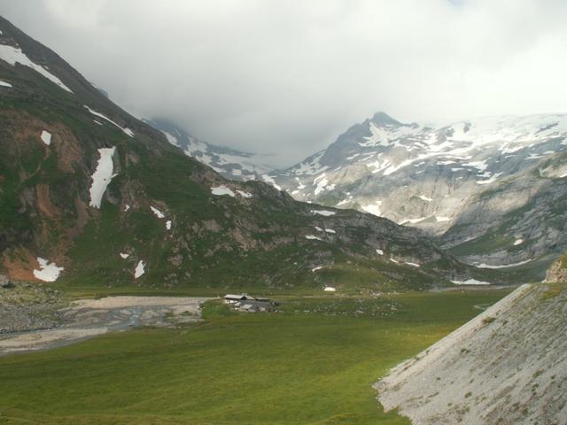 Blick zurück nach Ober Sand. Zuhinterst im Tal geht es zur Planurahütte