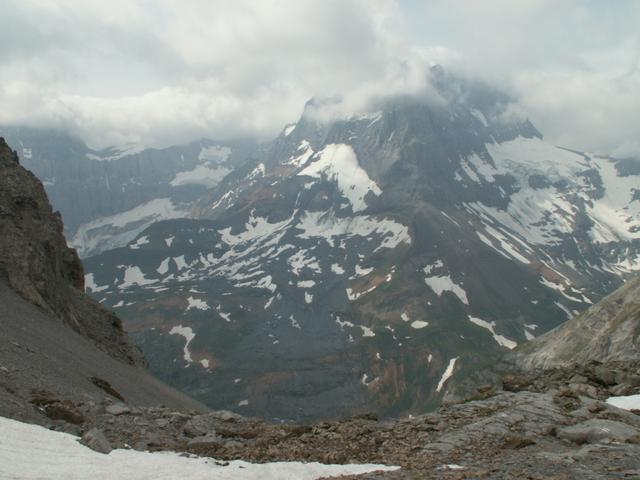 Blick zurück zum wolkenverhangenem Tödi