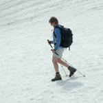 Mäusi geniesst das Laufen über den Schnee