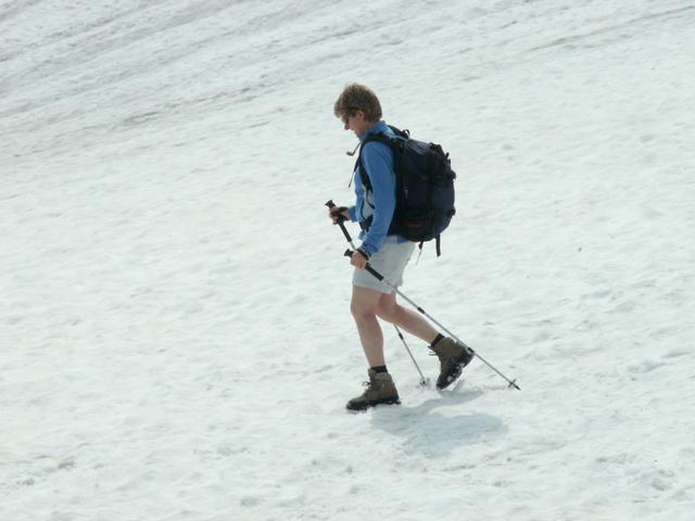 Mäusi geniesst das Laufen über den Schnee