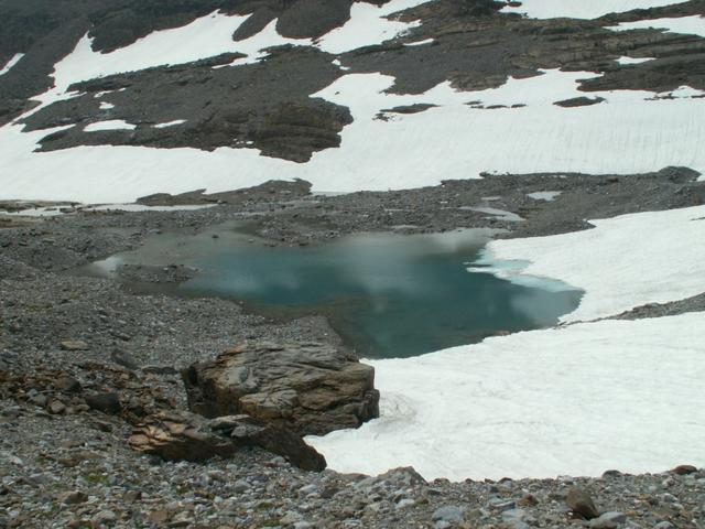 kleiner See neben der Claridenhütte 2464 m.ü.M.