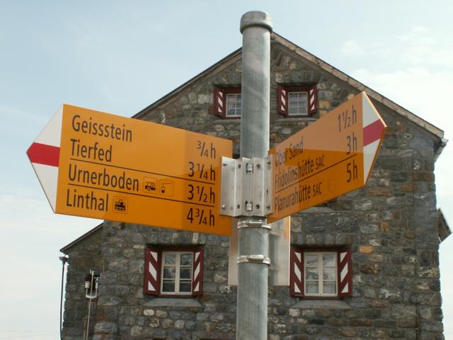 Wegweiser bei der Claridenhütte. Nächstes Ziel Geissstein