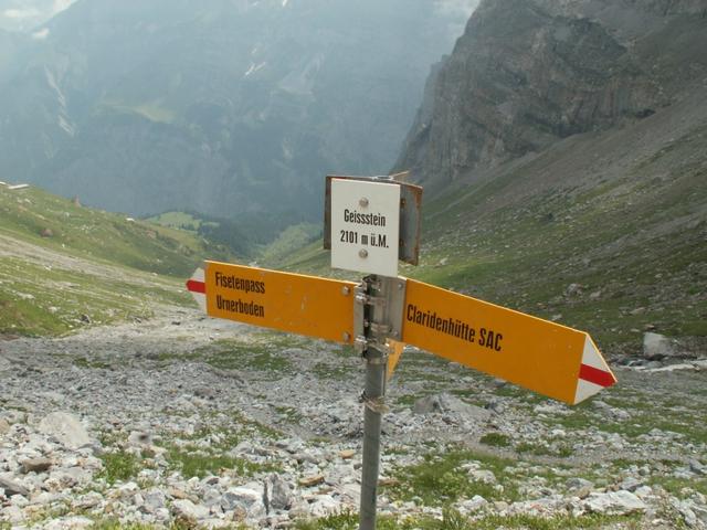 Wegweiser bei Geissstein 2101 m.ü.M.