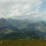 Breitbildfoto vom Rautispitz aus gesehen Richtung Schwyzer Berge
