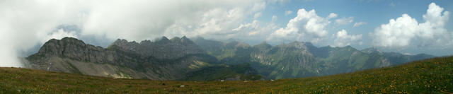 Breitbildfoto vom Rautispitz aus gesehen Richtung Schwyzer Berge