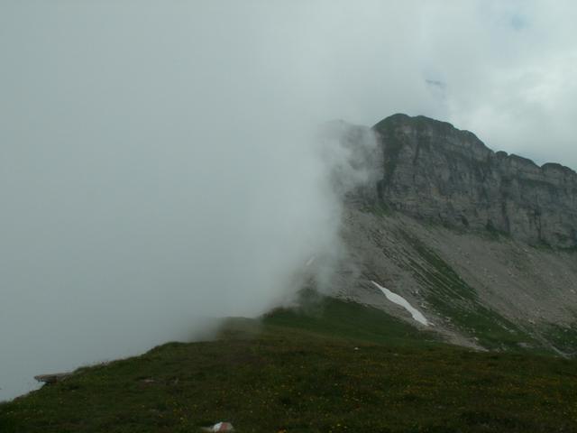 eine richtige Wolkenwand auf dem Grat zwischen Rautispitz und Wiggis