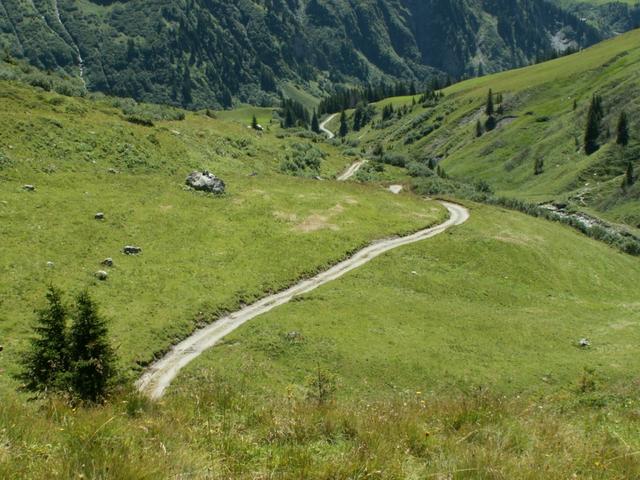 auf einer Kiesstrasse geht es runter nach Elm