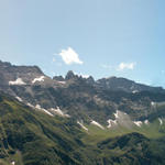 Breitbildfoto mit Blick Richtung Surenstock, Piz Segnas und Vorab