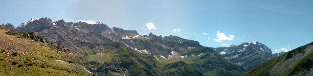 Breitbildfoto mit Blick Richtung Surenstock, Piz Segnas und Vorab