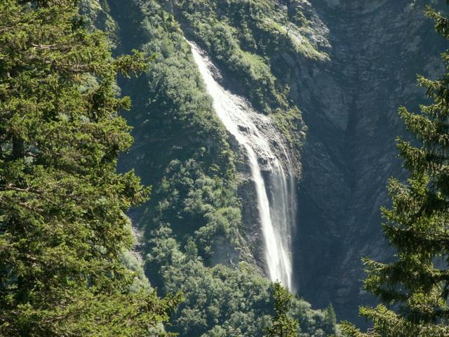 schöner Wasserfall gegenüber Raminer Wald