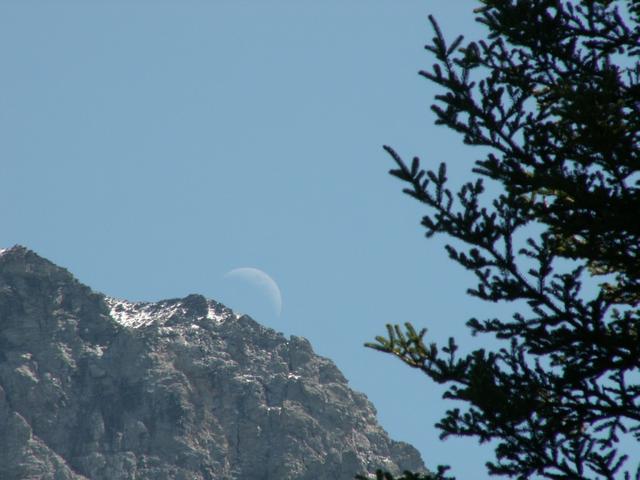 der Mond taucht hinter den Bergen hervor
