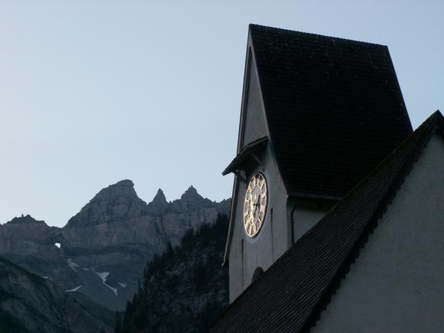 Martinsloch und Kirchturm. 2x im Jahr ein Höhepunkt hier in Elm