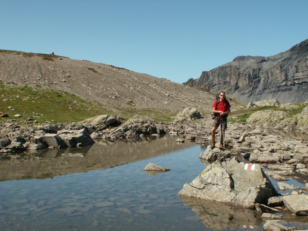 Franco beim kleinen Bergsee auf dem Panixerpass
