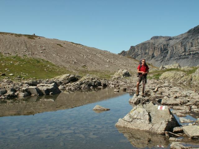 Franco beim kleinen Bergsee auf dem Panixerpass