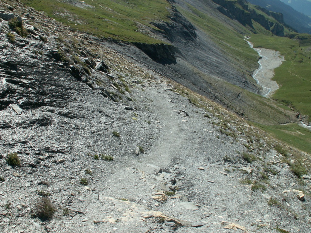 bei Carauns 2012 m.ü.M. geht es über ein rutschiges Teilstück runter in die Alp Mer