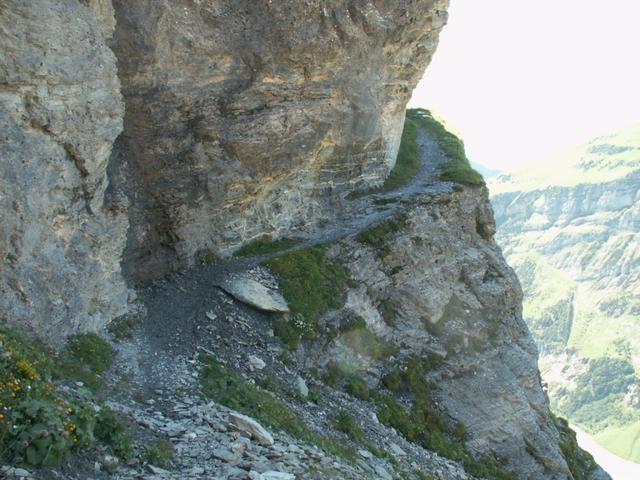 über eine ausgesetzte Felspartie führt der Weg weiter