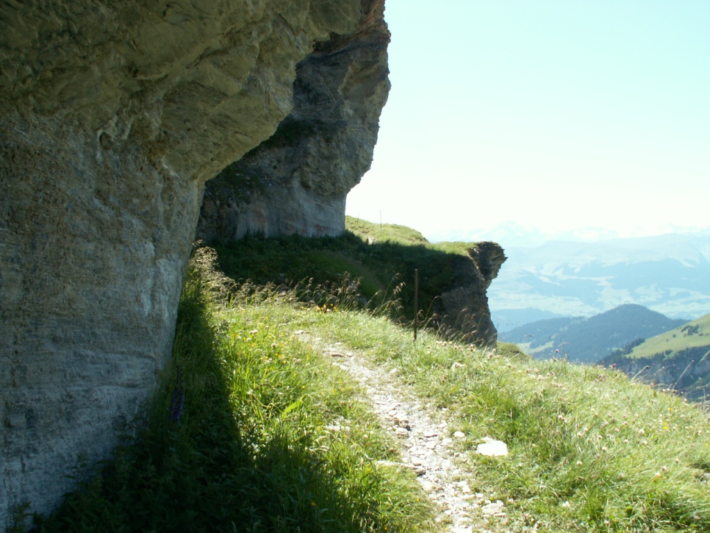 der Weg ist zum teil richtig ausgesetzt. Hier könnte man Ketten anbringen