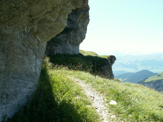 der Weg ist zum teil richtig ausgesetzt. Hier könnte man Ketten anbringen