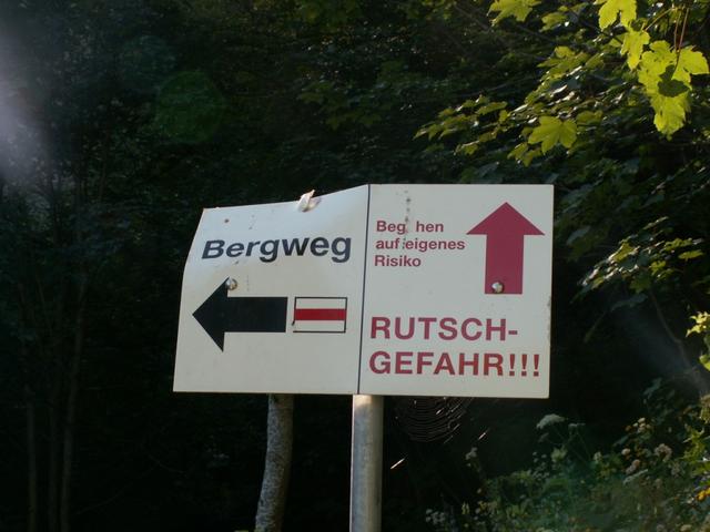 Bergweg Links ohne Gefahr, aber morastig und schlammig