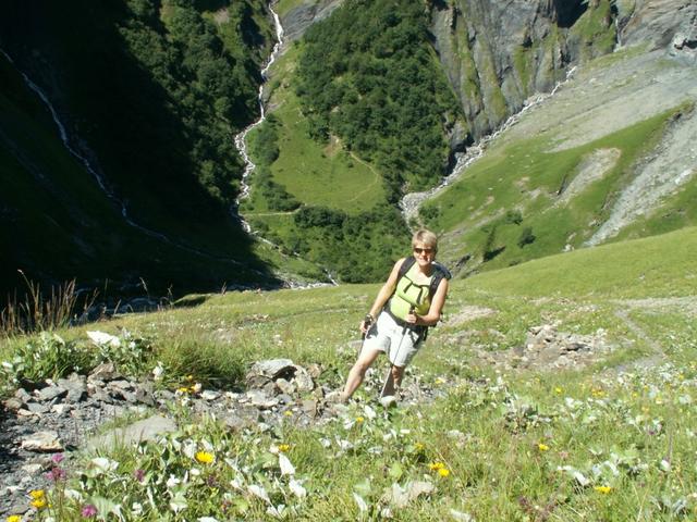 auf gut angelegtem Bergweg, geht es steil aufwärts