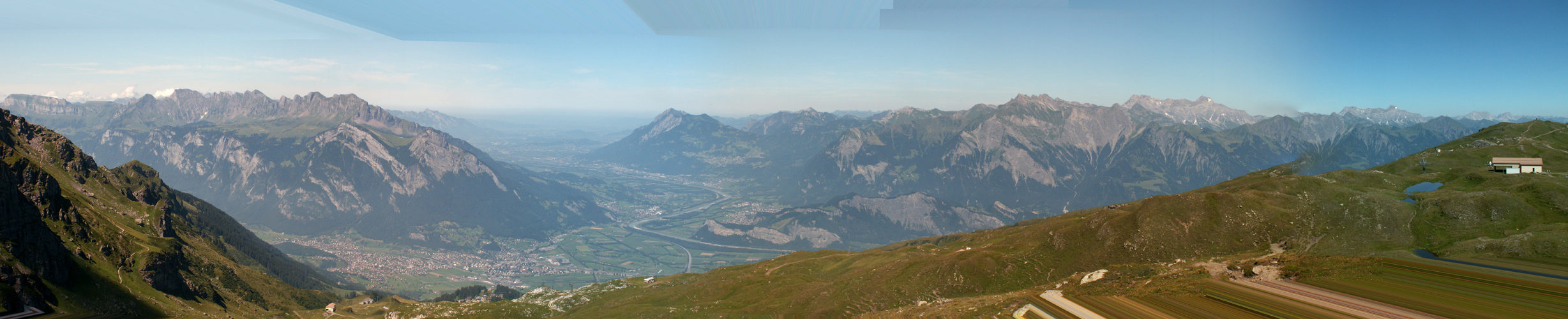 Breitbildfoto vom Twärchamm 2303 m.ü.M. mit Blick Richtung Rheintal und Sargans