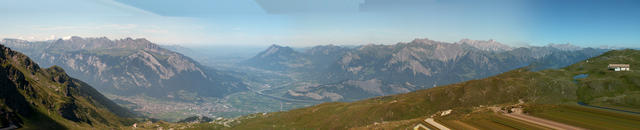 Breitbildfoto vom Twärchamm 2303 m.ü.M. mit Blick Richtung Rheintal und Sargans