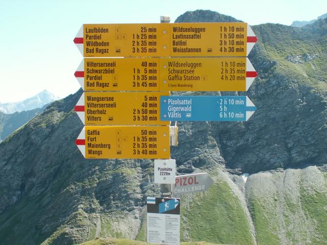 Wegweiser bei der Pizolhütte 2223 m.ü.M.