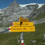 Wegweiser auf Ober Sand. Der bessere Weg zu Planurahütte ist nicht links, sondern geradeaus