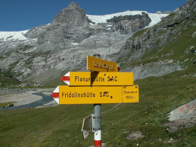 Wegweiser auf Ober Sand. Der bessere Weg zu Planurahütte ist nicht links, sondern geradeaus