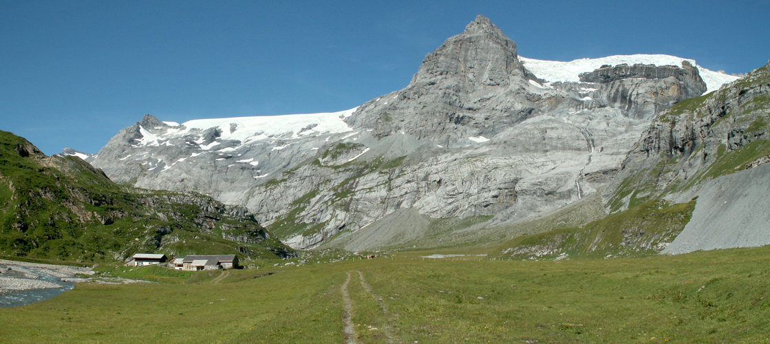 Breitbildfoto bei Ober Sand 1937 m.ü.M. mit Claridengletscher und Vorder Spitzalpelistock