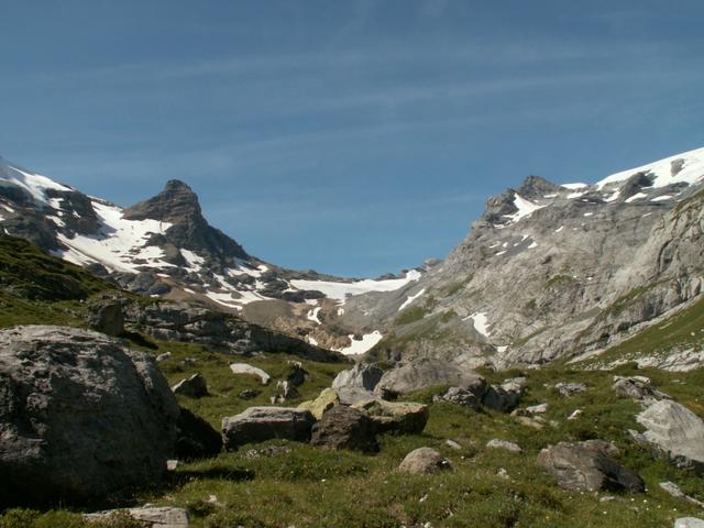 links der kleine Tödi mit dem Sandgletscher. Dort müssen wir rauf