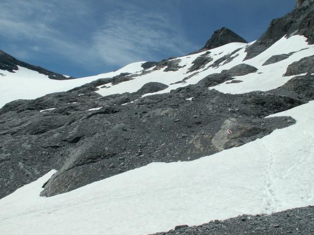 kleine Schneefelder müssen überquert werden