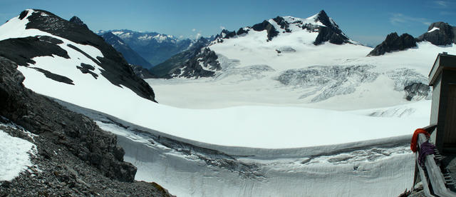 Breitbildfoto mit Schärhorn und Chammliberg