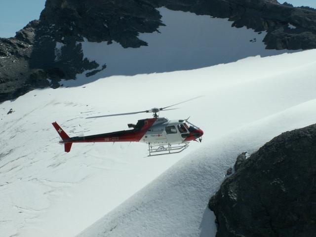 ein Helikopter kommt angeflogen