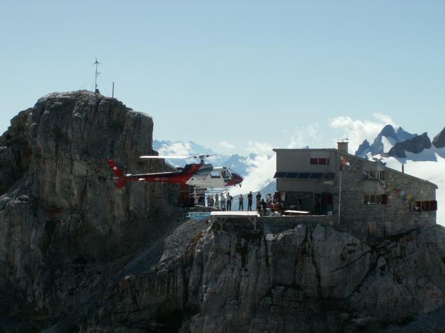 der Helikopter hebt wieder ab