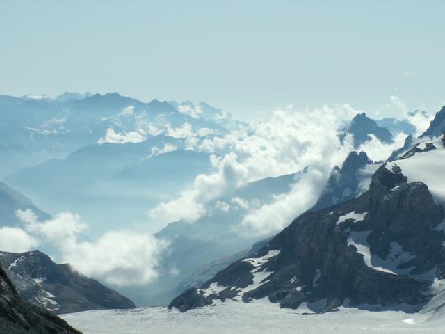 Wolkenn steigen vom Tal auf